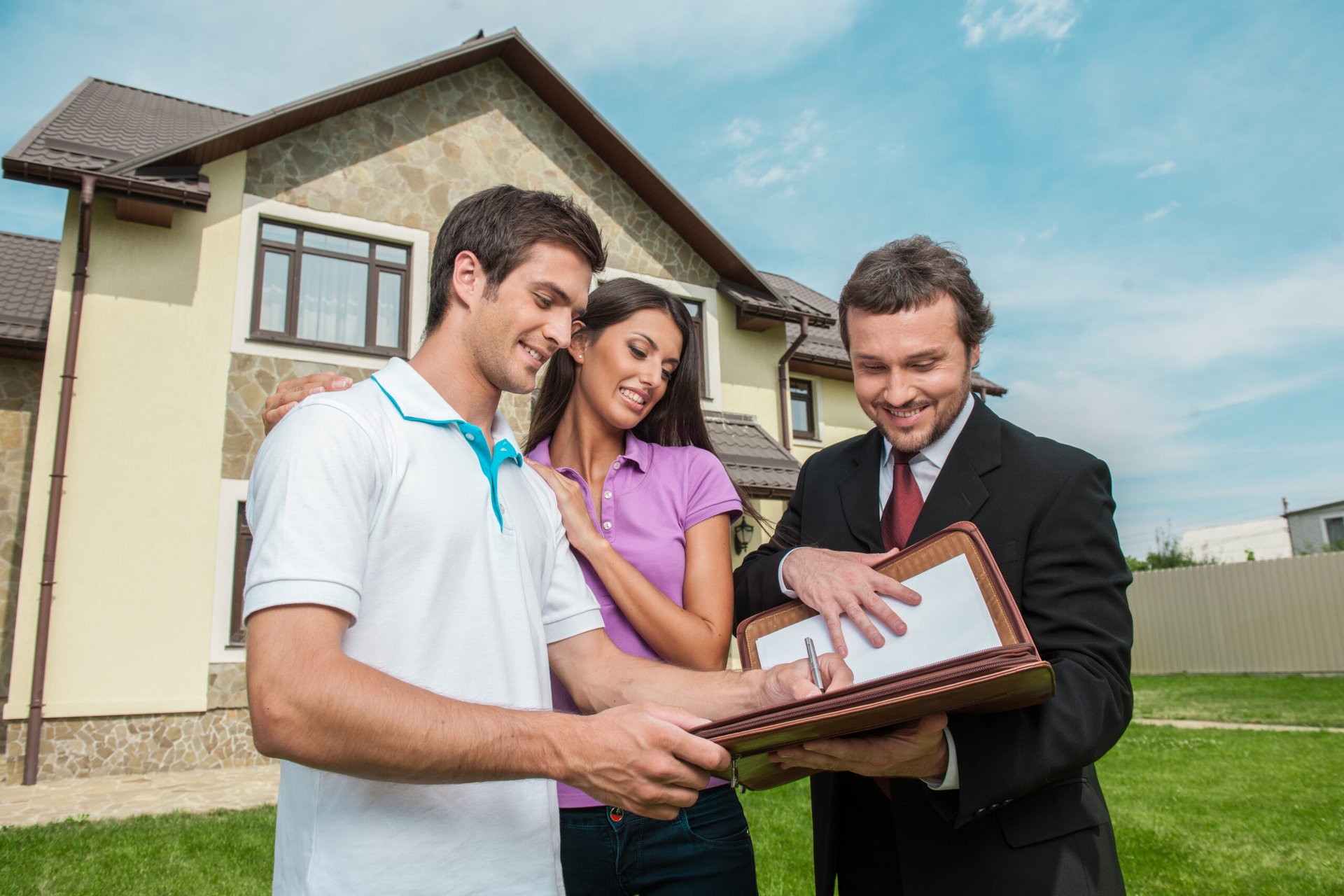 Free Photo | Couple signing papers fr new house